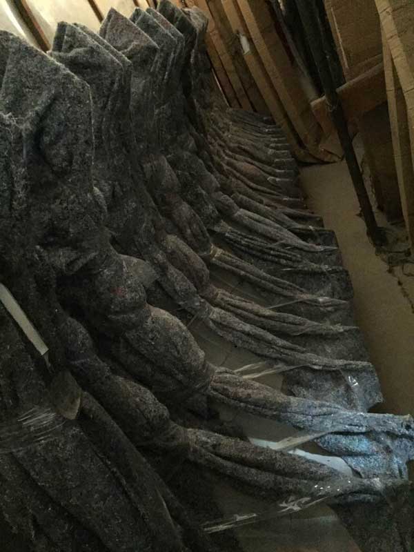 一汽原厂配件库房一角图片